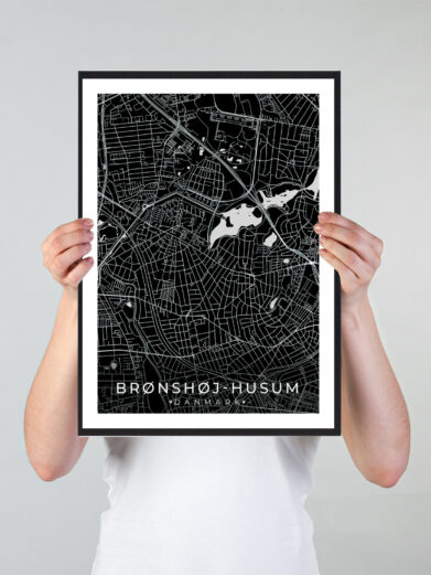 Brønshøj-Husum bykort i stilrent plakat design. Denne Brønshøj-Husum byplakat er med sort baggrund og viser Brønshøj-Husum kortet fra sin smukkeste side