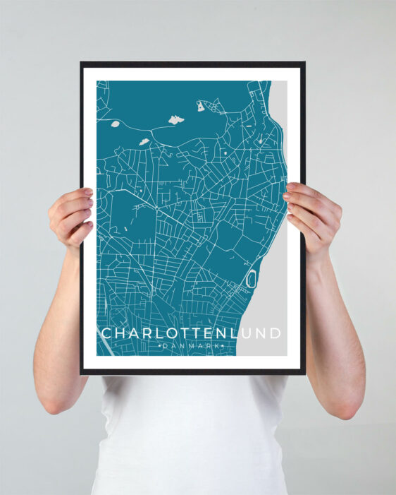 Charlottenlund bykort i stilrent plakat design. Denne Charlottenlund byplakat er med blå baggrund og viser Charlottenlund kortet fra sin smukkeste side