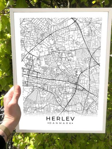 Hvid Herlev by plakat med detaljeret kort over Sjælland, Danmark. Moderne design i sort/hvid, perfekt som gaveidé. Nu på tilbud!