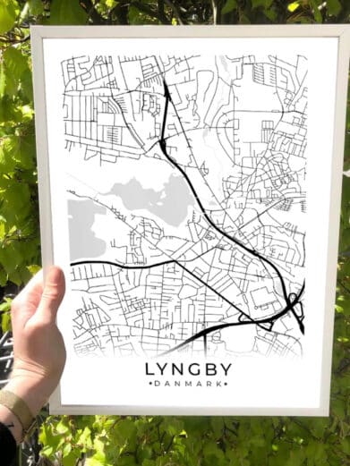 Hvid Herlev by plakat med detaljeret kort over Sjælland. Minimalistisk design, sort/hvid, ideel som gaveidé.