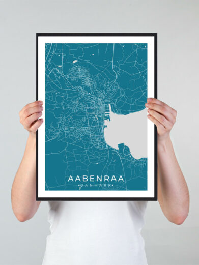 Aabenraa bykort i stilrent plakat design. Denne Aabenraa byplakat er med blå baggrund og viser Aabenraa kortet fra sin smukkeste side