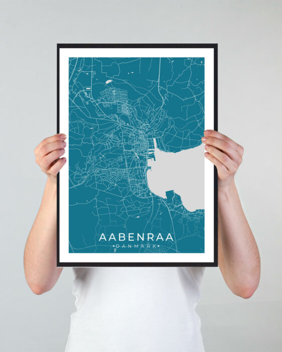 Aabenraa bykort i stilrent plakat design. Denne Aabenraa byplakat er med blå baggrund og viser Aabenraa kortet fra sin smukkeste side