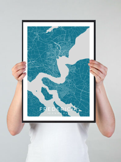 Fredericia bykort i stilrent plakat design. Denne Fredericia byplakat er med blå baggrund og viser Fredericia kortet fra sin smukkeste side