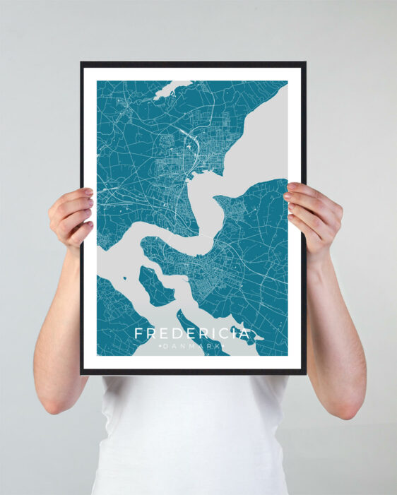 Fredericia bykort i stilrent plakat design. Denne Fredericia byplakat er med blå baggrund og viser Fredericia kortet fra sin smukkeste side