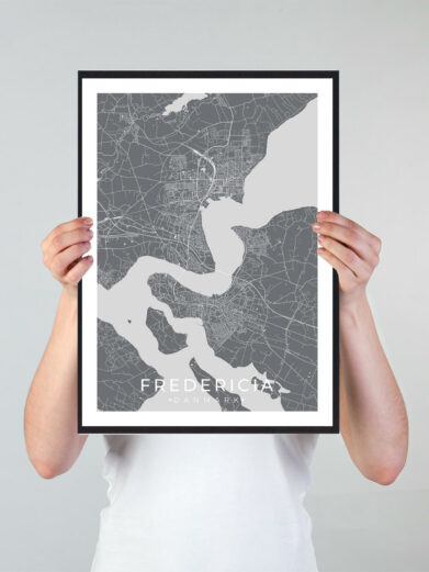 Fredericia bykort i stilrent plakat design. Denne Fredericia byplakat er med grå baggrund og viser Fredericia kortet fra sin smukkeste side