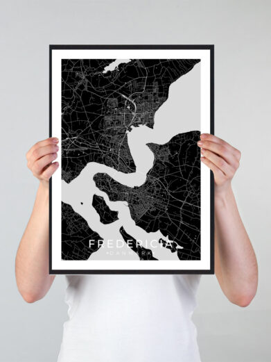 Fredericia bykort i stilrent plakat design. Denne Fredericia byplakat er med sort baggrund og viser Fredericia kortet fra sin smukkeste side