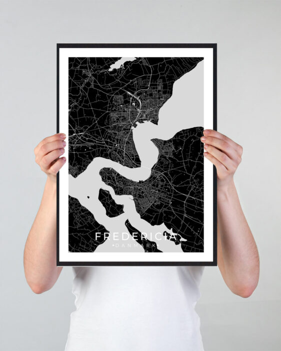 Fredericia bykort i stilrent plakat design. Denne Fredericia byplakat er med sort baggrund og viser Fredericia kortet fra sin smukkeste side