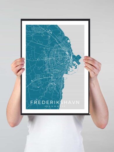 Frederikshavn bykort i stilrent plakat design. Denne Frederikshavn byplakat er med blå baggrund og viser Frederikshavn kortet fra sin smukkeste side