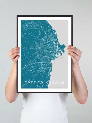 Frederikshavn bykort i stilrent plakat design. Denne Frederikshavn byplakat er med blå baggrund og viser Frederikshavn kortet fra sin smukkeste side
