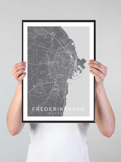 Frederikshavn bykort i stilrent plakat design. Denne Frederikshavn byplakat er med grå baggrund og viser Frederikshavn kortet fra sin smukkeste side