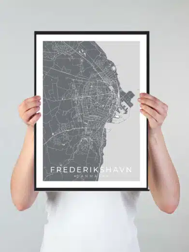 Frederikshavn bykort i stilrent plakat design. Denne Frederikshavn byplakat er med grå baggrund og viser Frederikshavn kortet fra sin smukkeste side