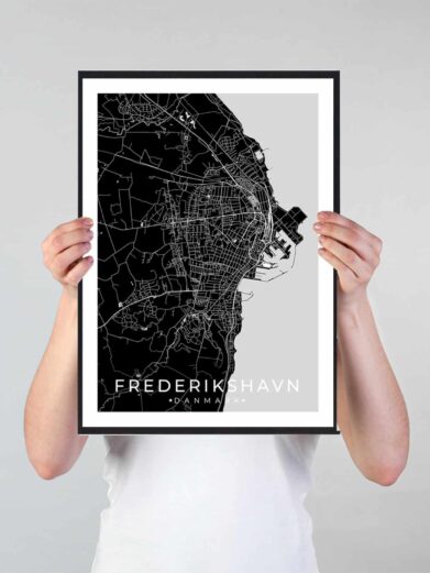 Frederikshavn bykort i stilrent plakat design. Denne Frederikshavn byplakat er med sort baggrund og viser Frederikshavn kortet fra sin smukkeste side
