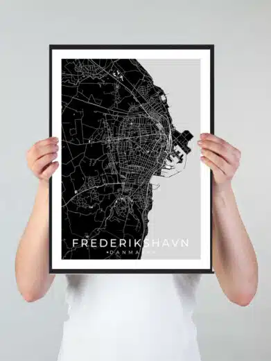 Frederikshavn bykort i stilrent plakat design. Denne Frederikshavn byplakat er med sort baggrund og viser Frederikshavn kortet fra sin smukkeste side