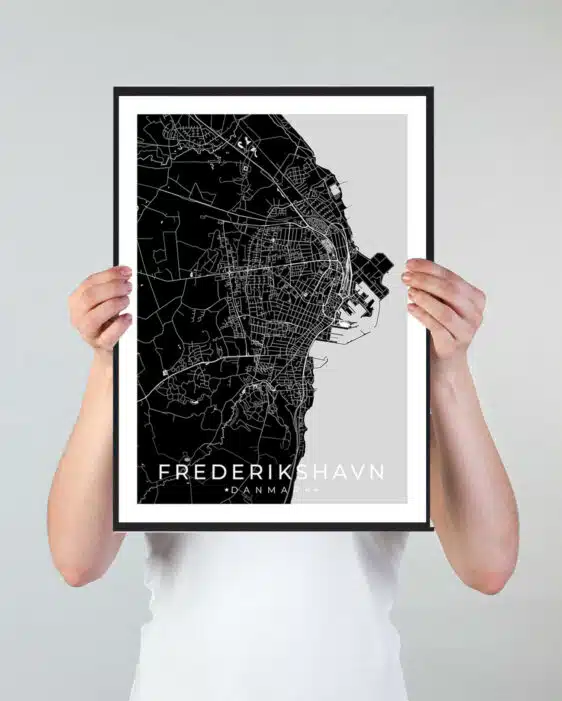 Frederikshavn bykort i stilrent plakat design. Denne Frederikshavn byplakat er med sort baggrund og viser Frederikshavn kortet fra sin smukkeste side