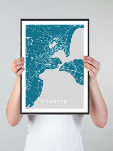 Gråsten bykort i stilrent plakat design. Denne Gråsteen byplakat er med blå baggrund og viser Gråsteen kortet fra sin smukkeste side