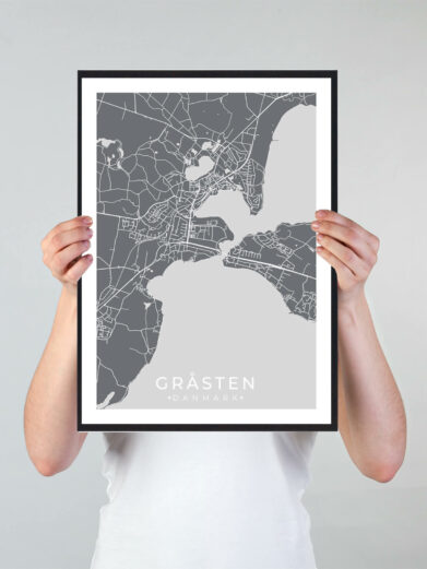 Gråsten bykort i stilrent plakat design. Denne Gråsteen byplakat er med grå baggrund og viser Gråsteen kortet fra sin smukkeste side