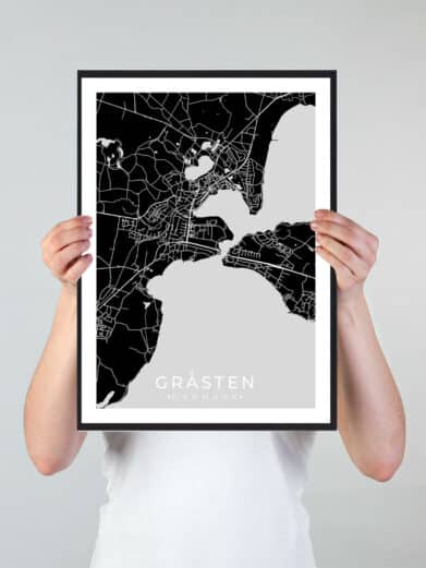 Gråsten bykort i stilrent plakat design. Denne Gråsteen byplakat er med sort baggrund og viser Gråsteen kortet fra sin smukkeste side