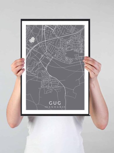 Gug bykort i stilrent plakat design. Denne Gug byplakat er med grå baggrund og viser Gug kortet fra sin smukkeste side