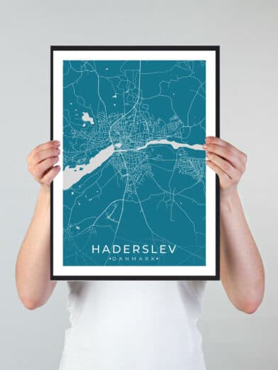 Haderslev bykort i stilrent plakat design. Denne Haderslev byplakat er med blå baggrund og viser Haderslev kortet fra sin smukkeste side