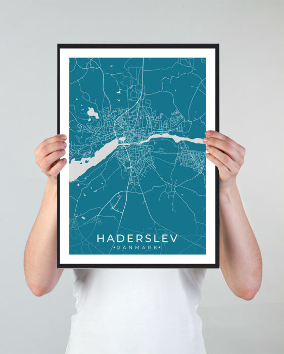 Haderslev bykort i stilrent plakat design. Denne Haderslev byplakat er med blå baggrund og viser Haderslev kortet fra sin smukkeste side