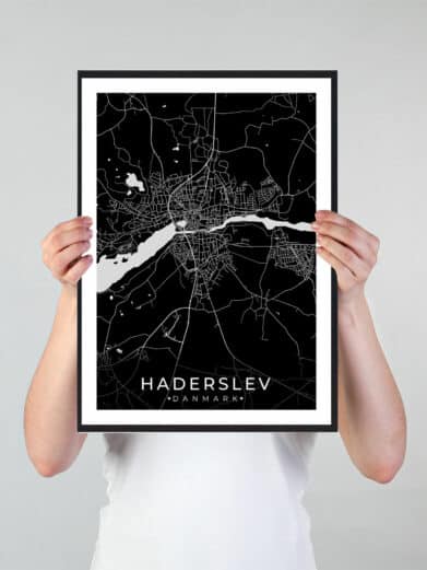 Haderslev bykort i stilrent plakat design. Denne Haderslev byplakat er med sort baggrund og viser Haderslev kortet fra sin smukkeste side