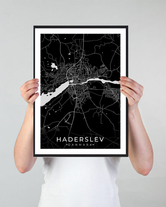 Haderslev bykort i stilrent plakat design. Denne Haderslev byplakat er med sort baggrund og viser Haderslev kortet fra sin smukkeste side
