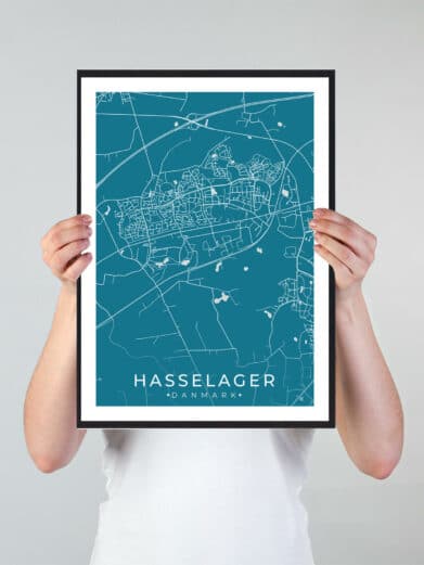 Hasselager bykort i stilrent plakat design. Denne Hasselager byplakat er med blå baggrund og viser Hasselager kortet fra sin smukkeste side