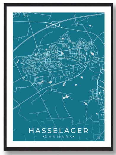 Hasselager bykort i stilrent plakat design. Denne Hasselager byplakat er med blå baggrund og viser Hasselager kortet fra sin smukkeste side