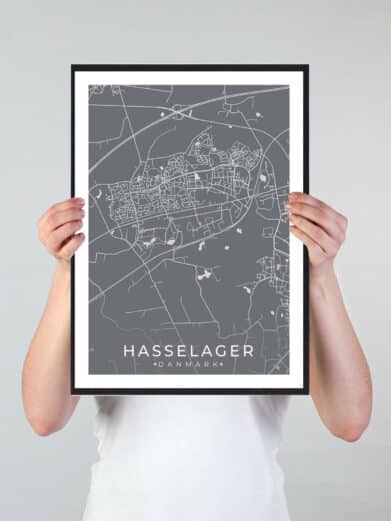 Hasselager bykort i stilrent plakat design. Denne Hasselager byplakat er med grå baggrund og viser Hasselager kortet fra sin smukkeste side