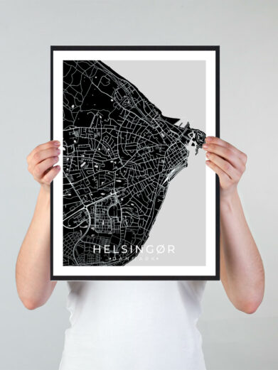 Helsingør bykort i stilrent plakat design. Denne Helsingør byplakat er med sort baggrund og viser Helsingør kortet fra sin smukkeste side