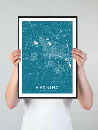 Herning bykort i stilrent plakat design. Denne Herning byplakat er med blå baggrund og viser Herning kortet fra sin smukkeste side