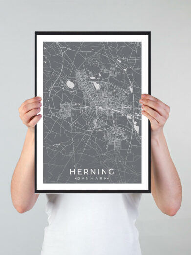 Herning bykort i stilrent plakat design. Denne Herning byplakat er med grå baggrund og viser Herning kortet fra sin smukkeste side