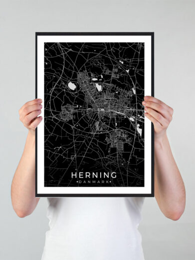 Herning bykort i stilrent plakat design. Denne Herning byplakat er med sort baggrund og viser Herning kortet fra sin smukkeste side