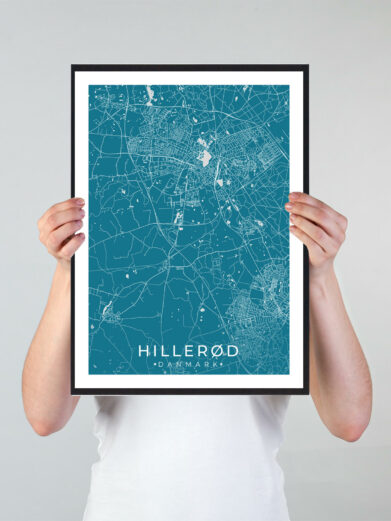 Hillerød bykort i stilrent plakat design. Denne Hillerød byplakat er med blå baggrund og viser Hillerød kortet fra sin smukkeste side