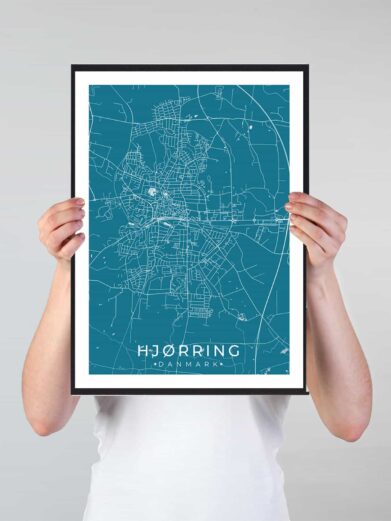 Hjørring bykort i stilrent plakat design. Denne Hjørring byplakat er med blå baggrund og viser Hjørring kortet fra sin smukkeste side