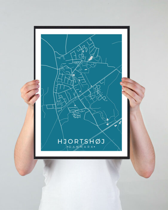 Hjortshøj bykort i stilrent plakat design. Denne Hjortshøj byplakat er med blå baggrund og viser Hjortshøj kortet fra sin smukkeste side