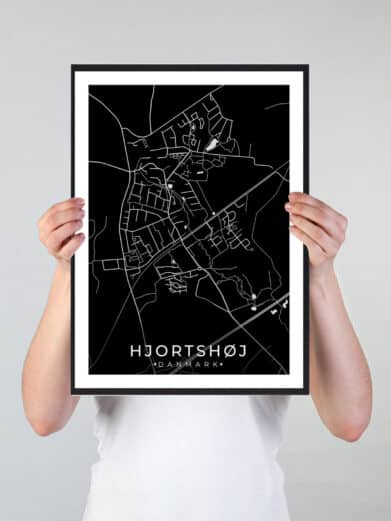 Hjortshøj bykort i stilrent plakat design. Denne Hjortshøj byplakat er med sort baggrund og viser Hjortshøj kortet fra sin smukkeste side
