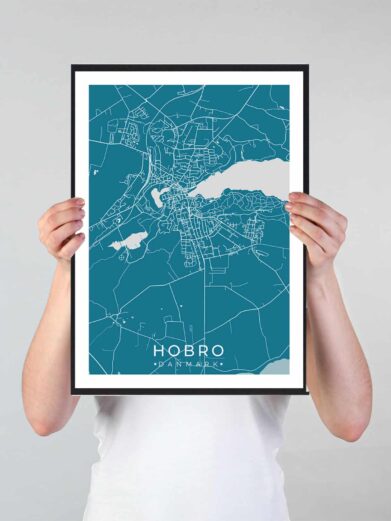 Hobro bykort i stilrent plakat design. Denne Hobro byplakat er med blå baggrund og viser Hobro kortet fra sin smukkeste side
