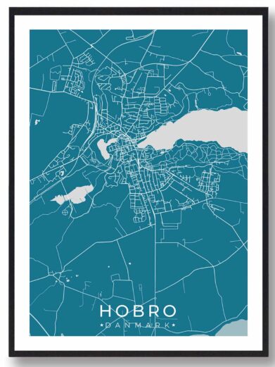 Hobro bykort i stilrent plakat design. Denne Hobro byplakat er med blå baggrund og viser Hobro kortet fra sin smukkeste side