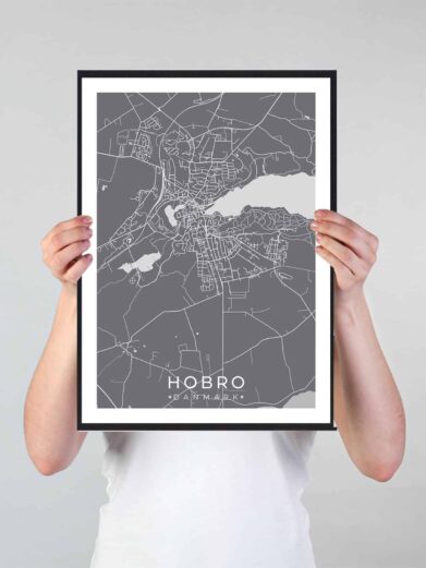 Hobro bykort i stilrent plakat design. Denne Hobro byplakat er med grå baggrund og viser Hobro kortet fra sin smukkeste side