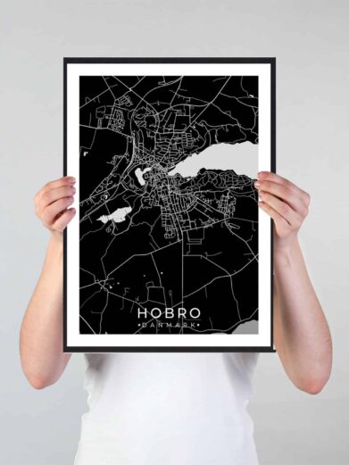 Hobro bykort i stilrent plakat design. Denne Hobro byplakat er med sort baggrund og viser Hobro kortet fra sin smukkeste side