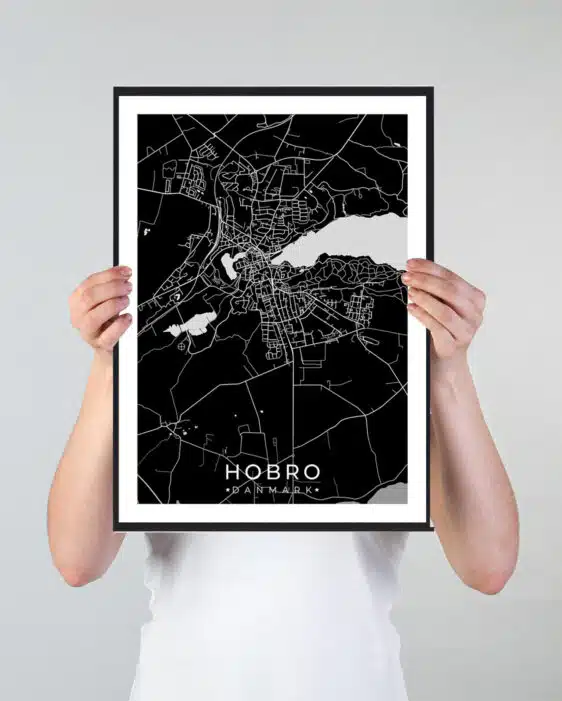 Hobro bykort i stilrent plakat design. Denne Hobro byplakat er med sort baggrund og viser Hobro kortet fra sin smukkeste side
