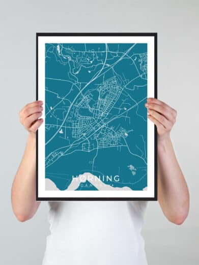 Hørning bykort i stilrent plakat design. Denne Hørning byplakat er med blå baggrund og viser Hørning kortet fra sin smukkeste side