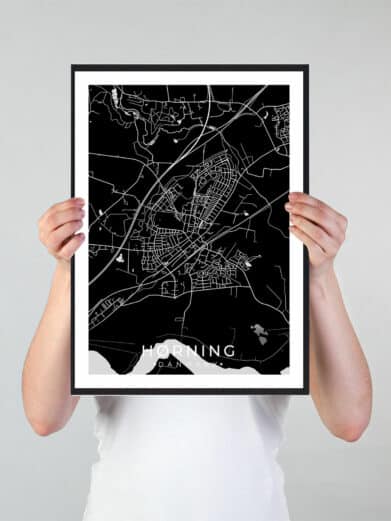 Hørning bykort i stilrent plakat design. Denne Hørning byplakat er med sort baggrund og viser Hørning kortet fra sin smukkeste side