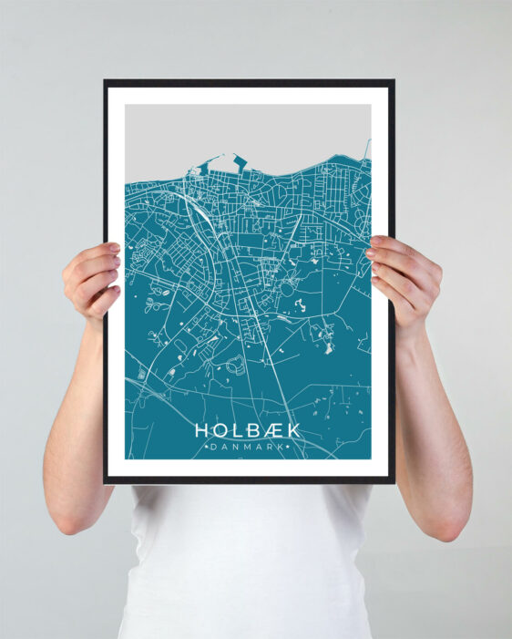 Holbæk bykort i stilrent plakat design. Denne Holbæk byplakat er med blå baggrund og viser Holbæk kortet fra sin smukkeste side