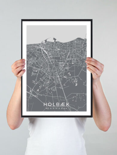 Holbæk bykort i stilrent plakat design. Denne Holbæk byplakat er med grå baggrund og viser Holbæk kortet fra sin smukkeste side