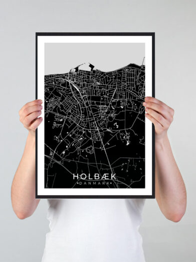 Holbæk bykort i stilrent plakat design. Denne Holbæk byplakat er med sort baggrund og viser Holbæk kortet fra sin smukkeste side