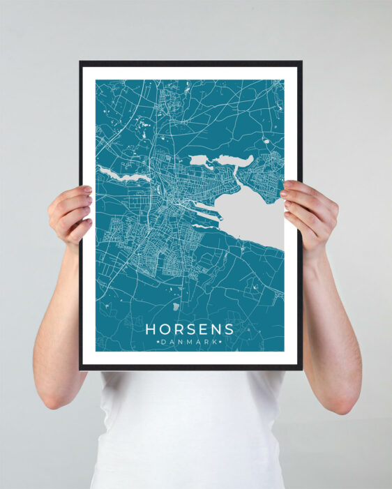 Horsens bykort i stilrent plakat design. Denne Horsens byplakat er med blå baggrund og viser Horsens kortet fra sin smukkeste side