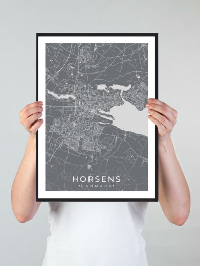 Horsens bykort i stilrent plakat design. Denne Horsens byplakat er med grå baggrund og viser Horsens kortet fra sin smukkeste side