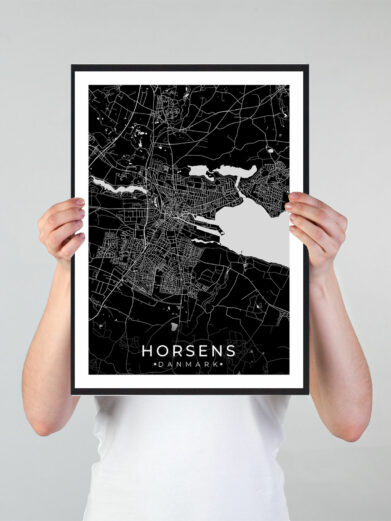 Horsens bykort i stilrent plakat design. Denne Horsens byplakat er med sort baggrund og viser Horsens kortet fra sin smukkeste side